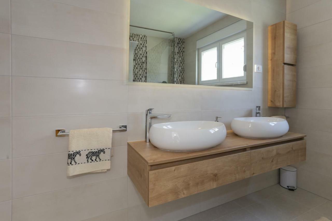 Life - New And Luxury Holiday House Kastela Exterior photo